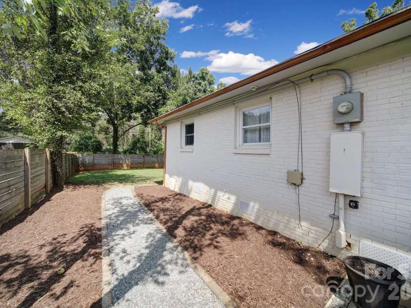 3335 Dunaire Drive, Charlotte, NC 28205.  MLS# CAR4419256, YatesRealty ID 47772. Fenced in side back yard, perfect for gardening.