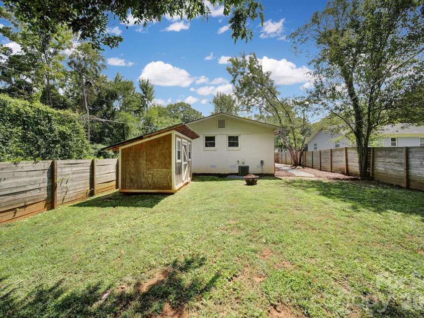 3335 Dunaire Drive, Charlotte, NC 28205.  MLS# CAR4419256, YatesRealty ID 47772. Flat, fenced backyard