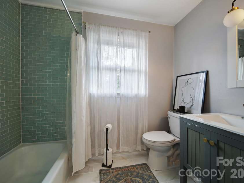 3335 Dunaire Drive, Charlotte, NC 28205.  MLS# CAR4419256, YatesRealty ID 47772. Full hall bathroom