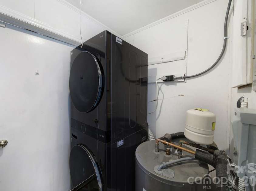3335 Dunaire Drive, Charlotte, NC 28205.  MLS# CAR4419256, YatesRealty ID 47772. Laundry and utility room off of kitchen
