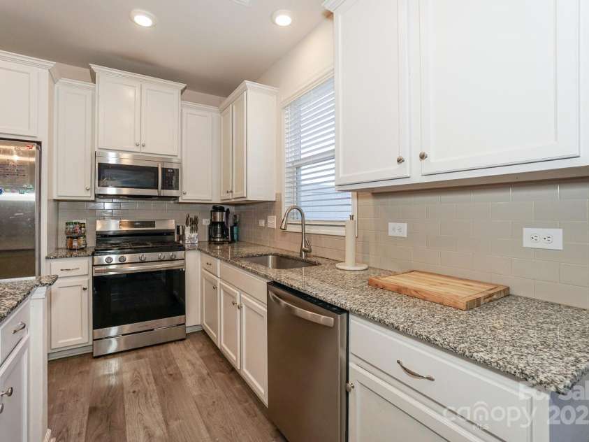 3800 Yorkshire Place, Sherrills Ford, NC 28682.  MLS# CAR4320294, YatesRealty ID 47773. Gas stove  lots of room to cook and live