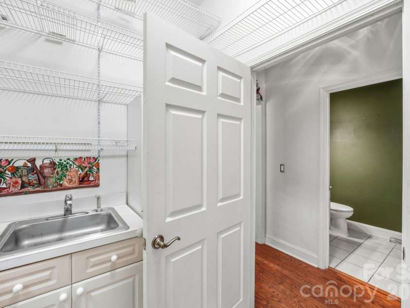 721 Canterbury Road, Kings Mountain, NC 28086.  MLS# CAR4410865, YatesRealty ID 47773. Laundry