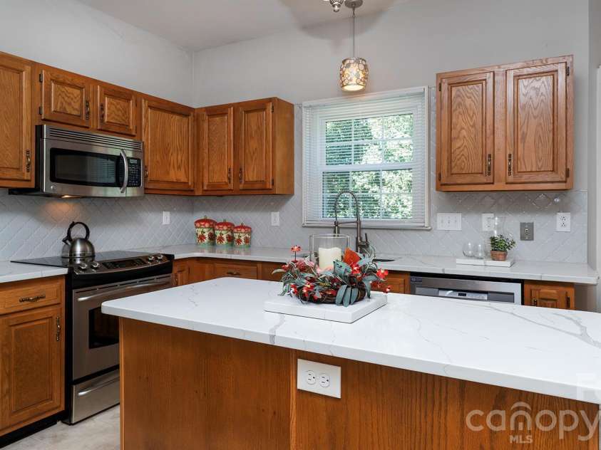 4314 Silvermere Way, Charlotte, NC 28269.  MLS# CAR4417932, YatesRealty ID 47777. Kitchen features quartz countertops