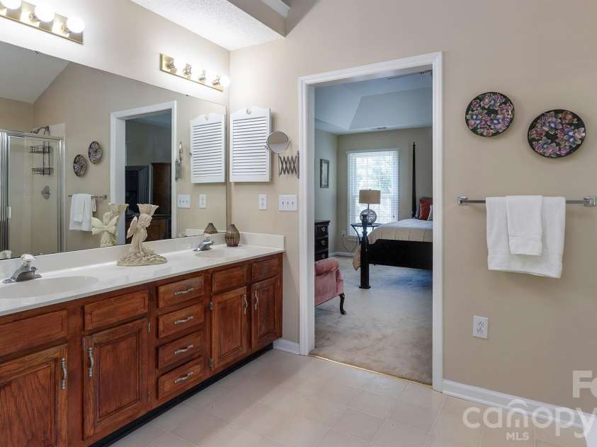 4314 Silvermere Way, Charlotte, NC 28269.  MLS# CAR4417932, YatesRealty ID 47777. Primary Bathroom