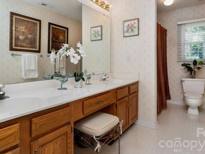 4314 Silvermere Way, Charlotte, NC 28269.  MLS# CAR4417932, YatesRealty ID 47777. Upstairs 2nd bathroom