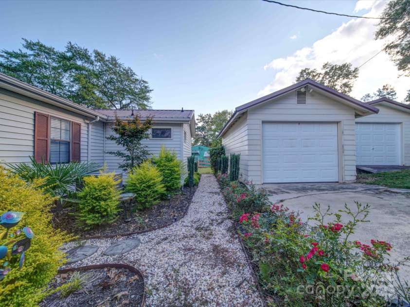 2480 Cottage Lane, Liberty Hill, SC 29074.  MLS# CAR4193321, YatesRealty ID 4778. 