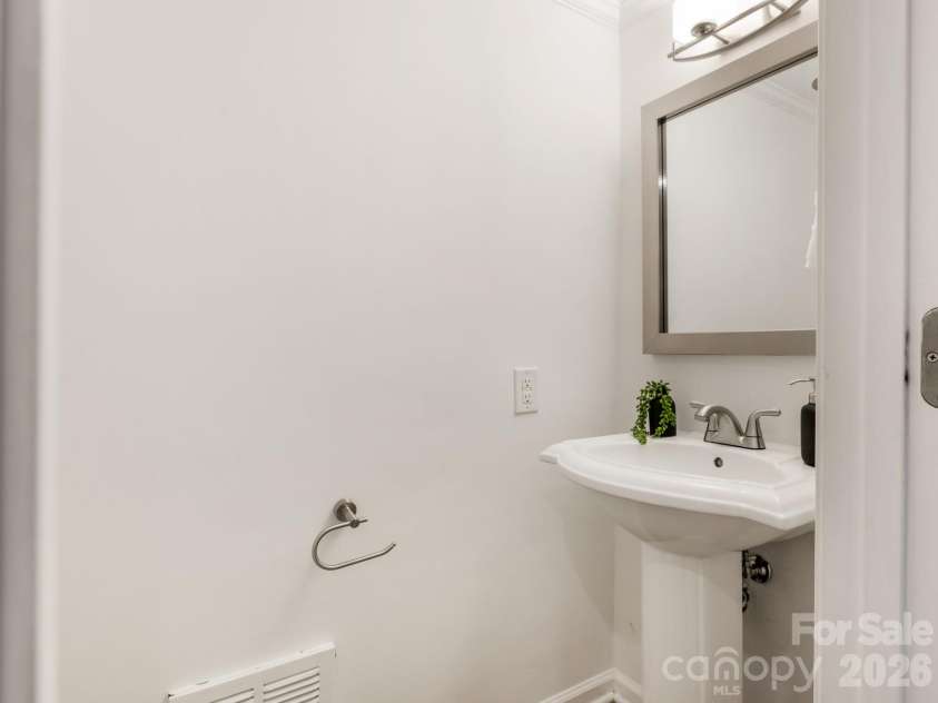3760 Winding Creek Lane, Charlotte, NC 28226.  MLS# CAR4354381, YatesRealty ID 4778. Half Bathroom
