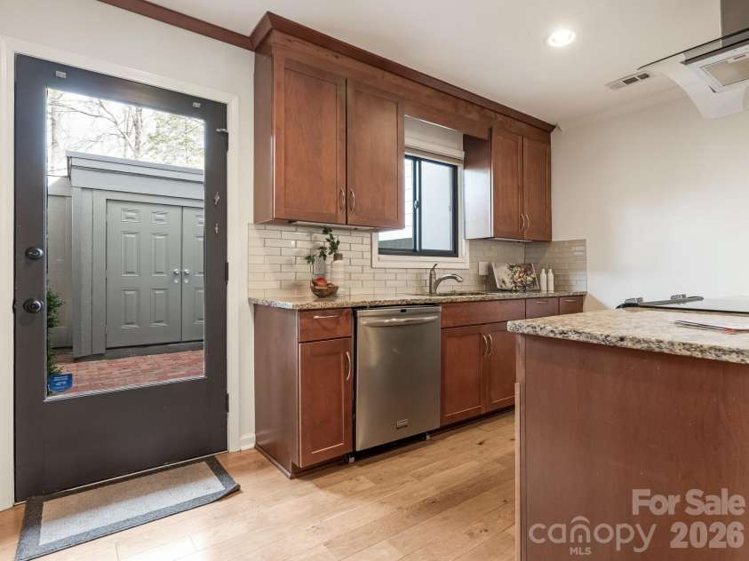 3760 Winding Creek Lane, Charlotte, NC 28226.  MLS# CAR4354381, YatesRealty ID 4778. Kitchen