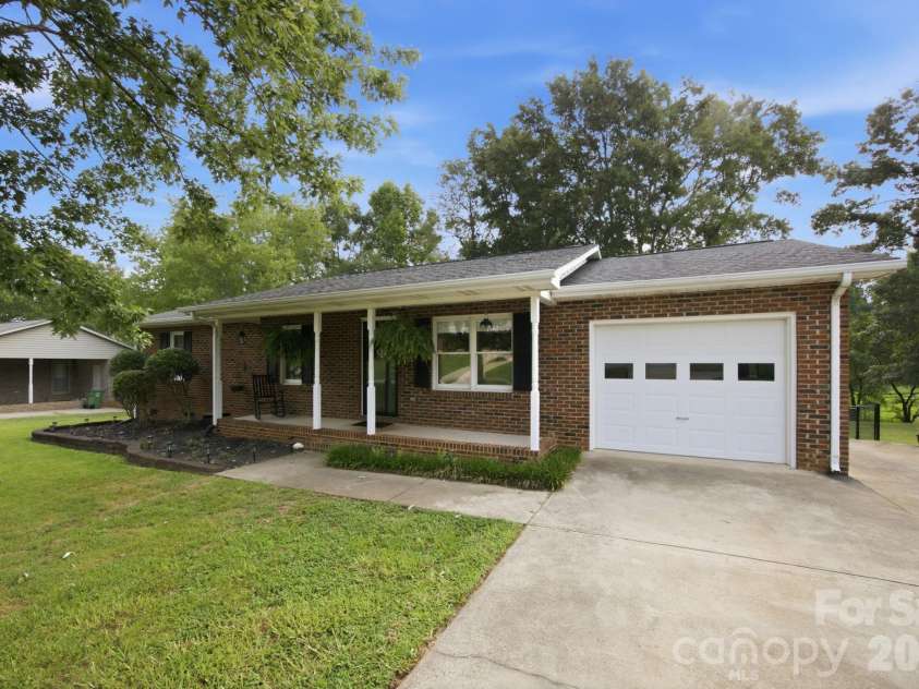 105 Ashburne Drive, Shelby, NC 28152.  MLS# CAR4419130, YatesRealty ID 47781. Single car garage with driveway parking