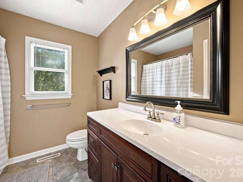 105 Ashburne Drive, Shelby, NC 28152.  MLS# CAR4419130, YatesRealty ID 47781. Well maintained bathroom