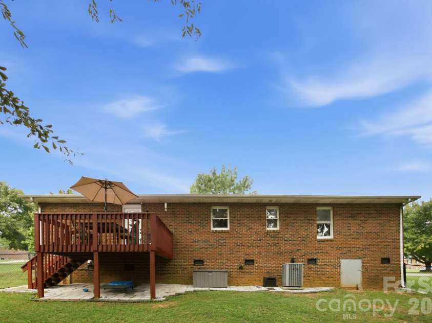 105 Ashburne Drive, Shelby, NC 28152.  MLS# CAR4419130, YatesRealty ID 47781. Well maintained exterior