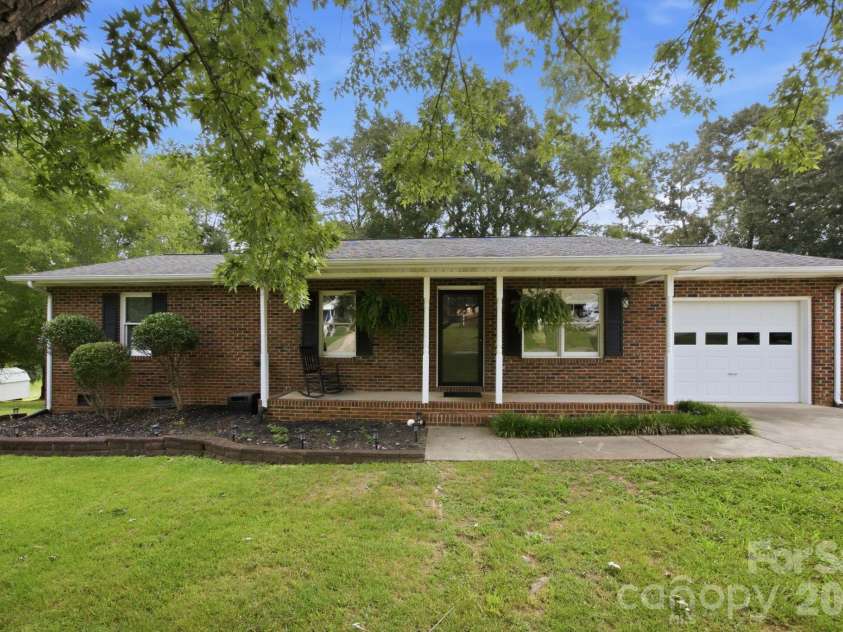 105 Ashburne Drive, Shelby, NC 28152.  MLS# CAR4419130, YatesRealty ID 47781. Well maintained ranch home with a garage