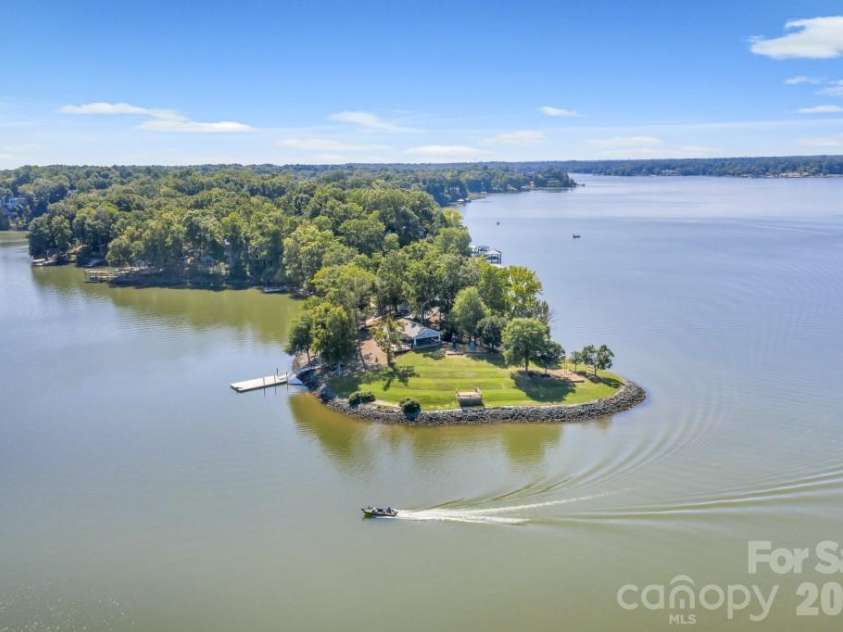 706 Deerbrook Lane, Tega Cay, SC 29708.  MLS# CAR4418355, YatesRealty ID 47783. Windjammer Park