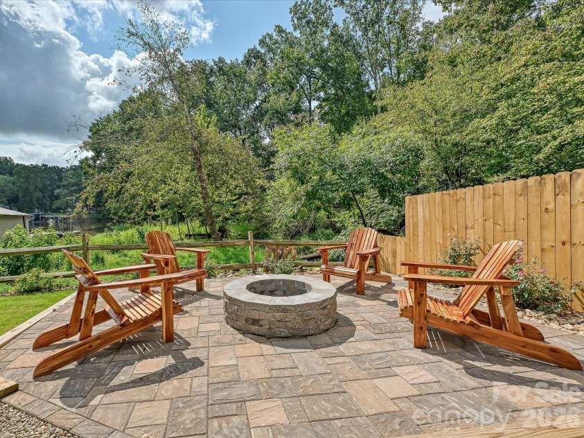 513 Paradise Circle, Belmont, NC 28012.  MLS# CAR4419627, YatesRealty ID 47796. 