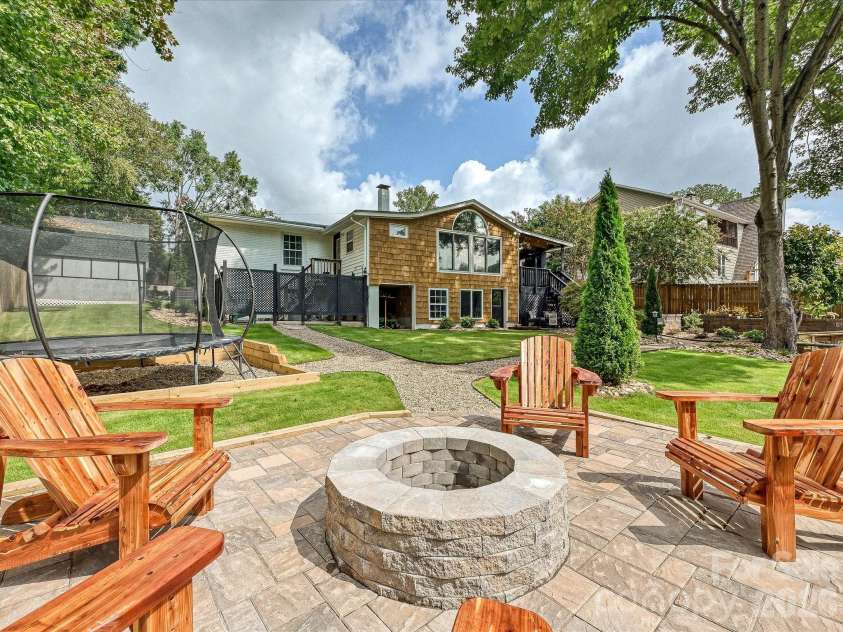 513 Paradise Circle, Belmont, NC 28012.  MLS# CAR4419627, YatesRealty ID 47796. 