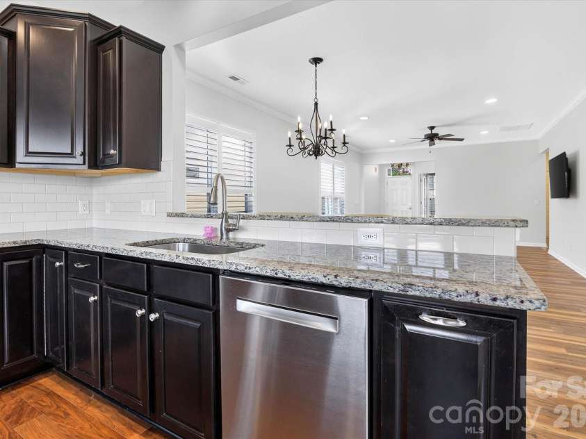 20246 Dovekie Lane, Fort Mill, SC 29707.  MLS# CAR4419641, YatesRealty ID 47797. Kitchen