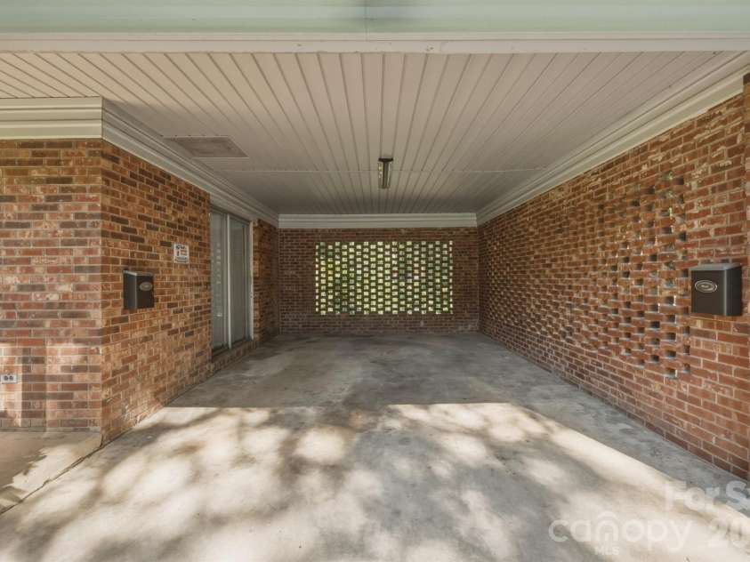 2300 Brookwood Road, Lincolnton, NC 28092.  MLS# CAR4419387, YatesRealty ID 47805. 
