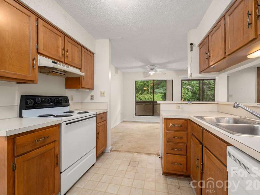 7203 Winery Lane, Charlotte, NC 28227.  MLS# CAR4415746, YatesRealty ID 47807. 