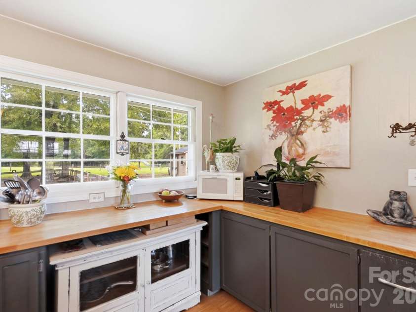 205 Airport Road, Wesley Chapel, NC 28110.  MLS# CAR4418065, YatesRealty ID 47810. Counter space