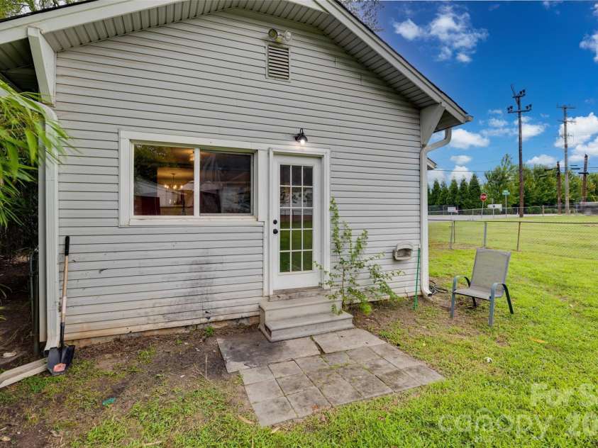 608 Spruce Street, Mooresville, NC 28115.  MLS# CAR4419625, YatesRealty ID 47812. 