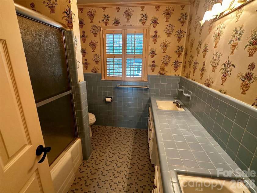501 Main Street, Jefferson, SC 29718.  MLS# CAR4418845, YatesRealty ID 47814. Full Hall Bathroom