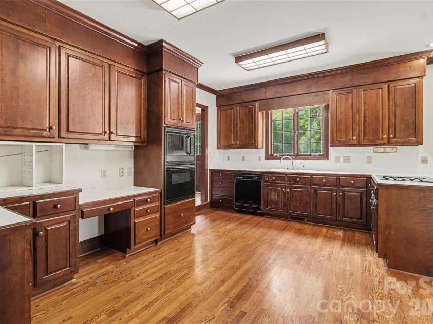 7708 Red Oak Lane, Charlotte, NC 28226.  MLS# CAR4414398, YatesRealty ID 47816. 