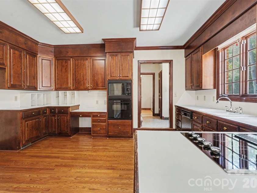 7708 Red Oak Lane, Charlotte, NC 28226.  MLS# CAR4414398, YatesRealty ID 47816. 