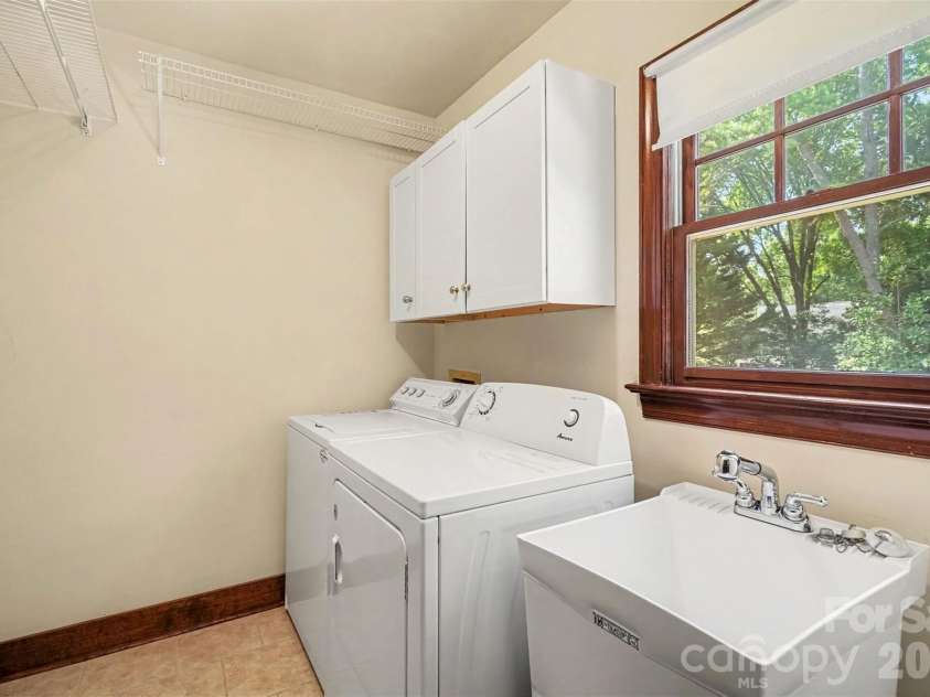 7708 Red Oak Lane, Charlotte, NC 28226.  MLS# CAR4414398, YatesRealty ID 47816. 