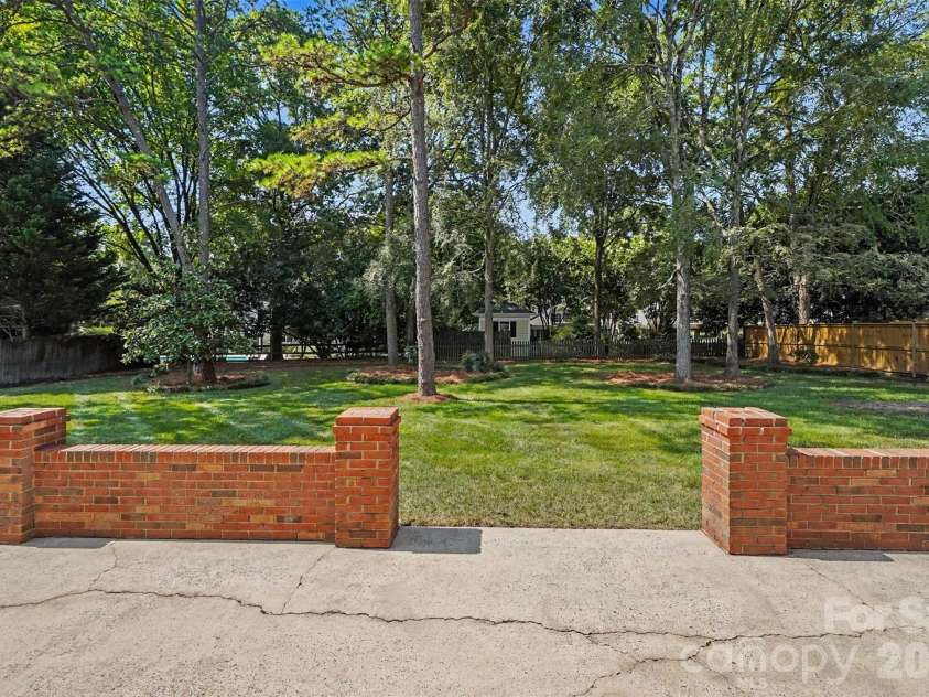 7708 Red Oak Lane, Charlotte, NC 28226.  MLS# CAR4414398, YatesRealty ID 47816. 