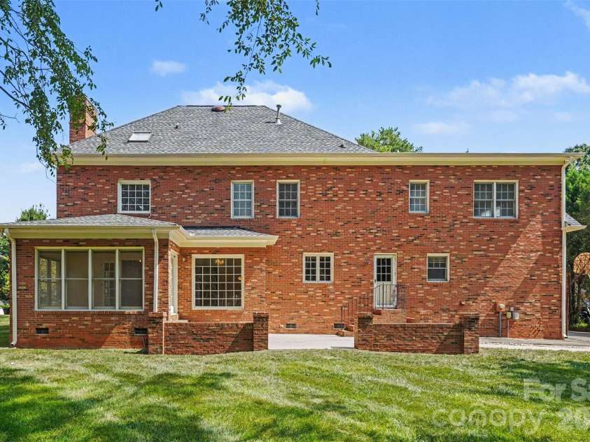 7708 Red Oak Lane, Charlotte, NC 28226.  MLS# CAR4414398, YatesRealty ID 47816. 