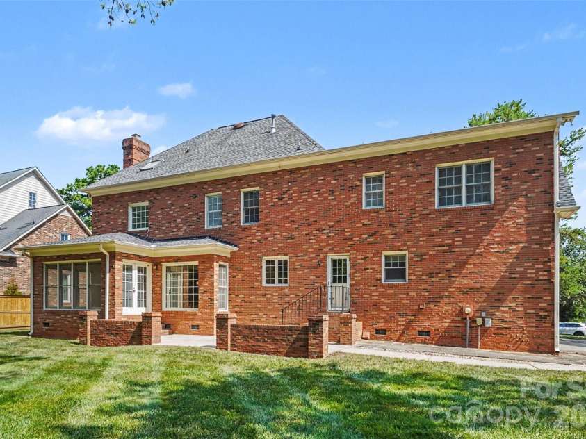 7708 Red Oak Lane, Charlotte, NC 28226.  MLS# CAR4414398, YatesRealty ID 47816. 