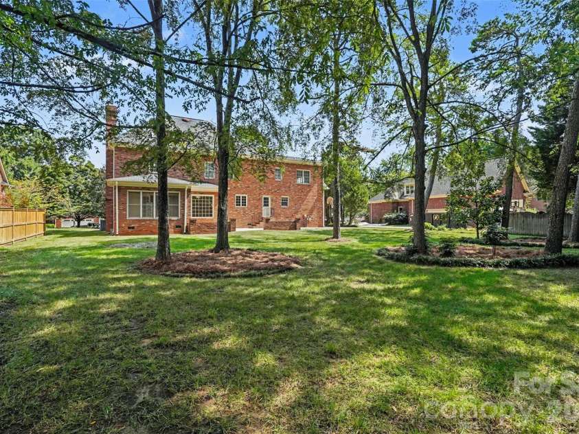 7708 Red Oak Lane, Charlotte, NC 28226.  MLS# CAR4414398, YatesRealty ID 47816. 