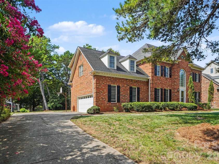 7708 Red Oak Lane, Charlotte, NC 28226.  MLS# CAR4414398, YatesRealty ID 47816. 