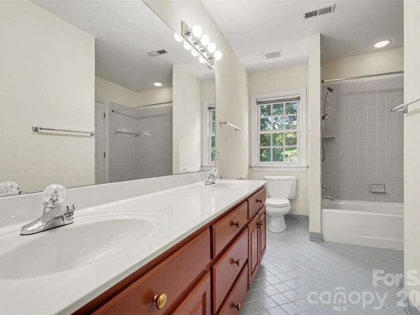 7708 Red Oak Lane, Charlotte, NC 28226.  MLS# CAR4414398, YatesRealty ID 47816. Shared Full