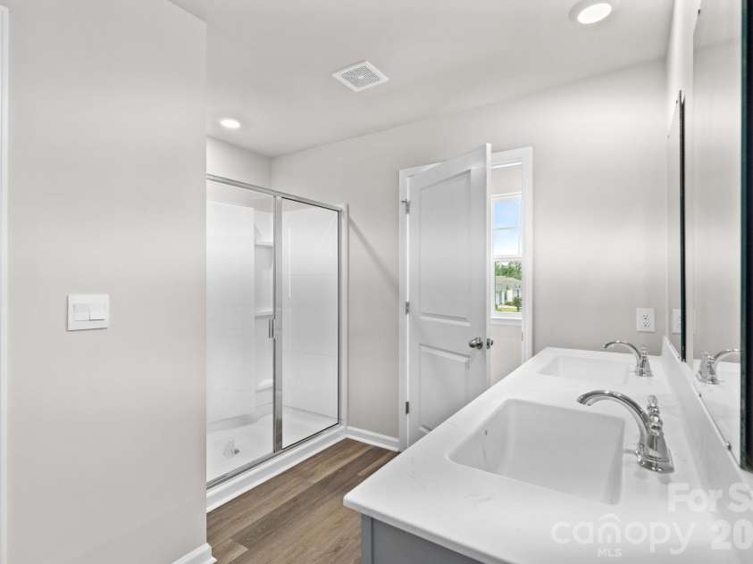 1000 Sennema Circle, Myrtle Beach, SC 29588.  MLS# CAR4407826, YatesRealty ID 47818. Primary Ensuite Bath