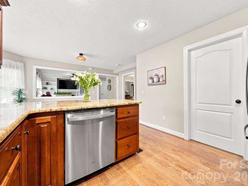 6011 Dockside Drive, Hickory, NC 28601.  MLS# CAR4419004, YatesRealty ID 47819. 