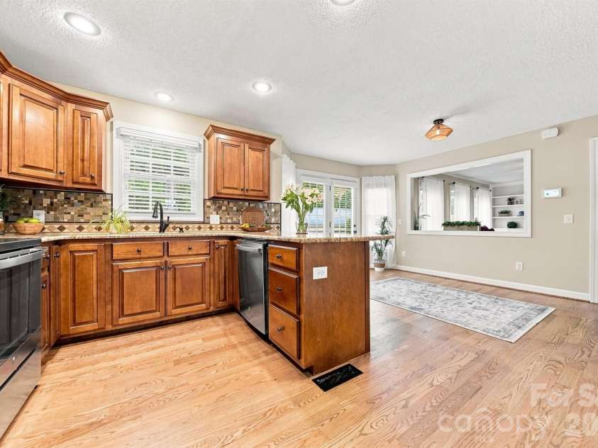 6011 Dockside Drive, Hickory, NC 28601.  MLS# CAR4419004, YatesRealty ID 47819. 
