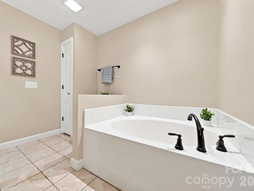 6011 Dockside Drive, Hickory, NC 28601.  MLS# CAR4419004, YatesRealty ID 47819. 