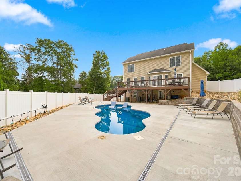 6011 Dockside Drive, Hickory, NC 28601.  MLS# CAR4419004, YatesRealty ID 47819. 