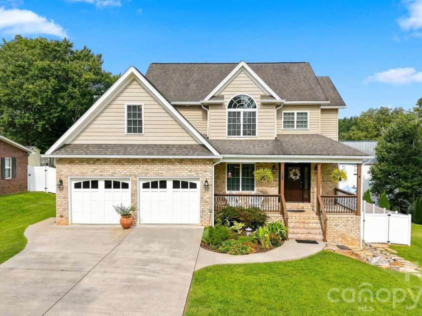 6011 Dockside Drive, Hickory, NC 28601.  MLS# CAR4419004, YatesRealty ID 47819. 