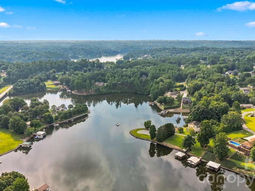 6011 Dockside Drive, Hickory, NC 28601.  MLS# CAR4419004, YatesRealty ID 47819. Lake Hickory