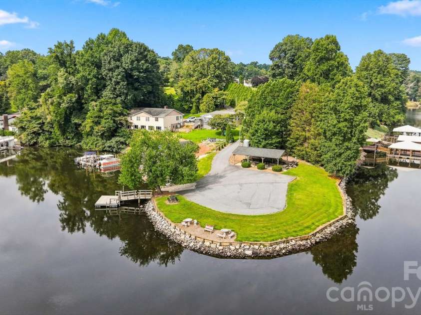 6011 Dockside Drive, Hickory, NC 28601.  MLS# CAR4419004, YatesRealty ID 47819. Picnic Area at Lake Access