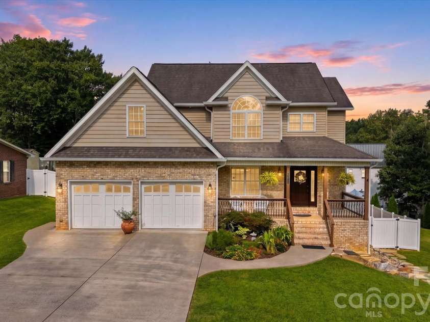 6011 Dockside Drive, Hickory, NC 28601.  MLS# CAR4419004, YatesRealty ID 47819. Welcome Home