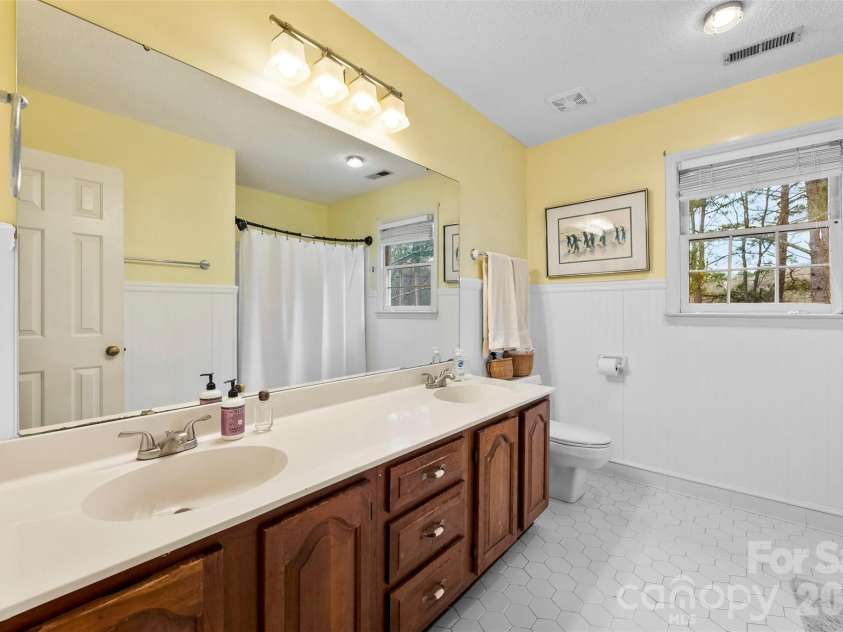 10318 Hollybrook Drive, Charlotte, NC 28277.  MLS# CAR4334718, YatesRealty ID 4782. Hall Bathroom