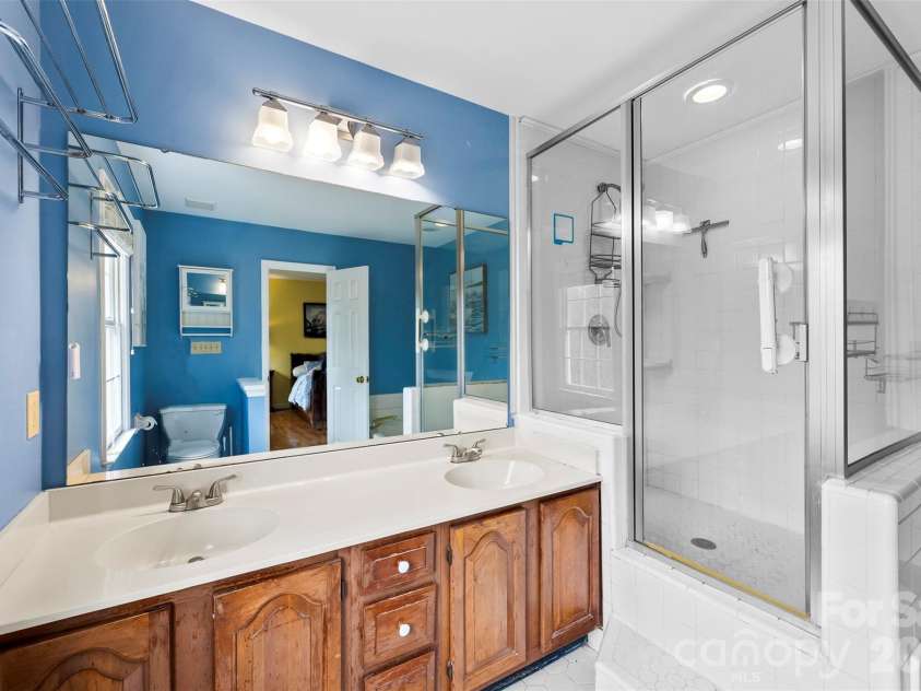 10318 Hollybrook Drive, Charlotte, NC 28277.  MLS# CAR4334718, YatesRealty ID 4782. Primary Bathroom