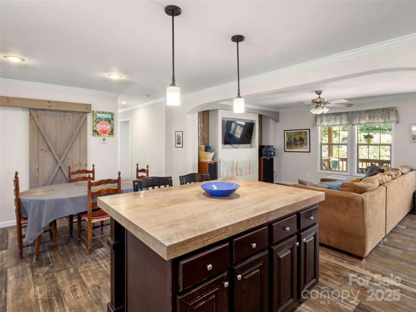 46 Mill Knob Drive, Mills River, NC 28759.  MLS# CAR4243141, YatesRealty ID 4782. 