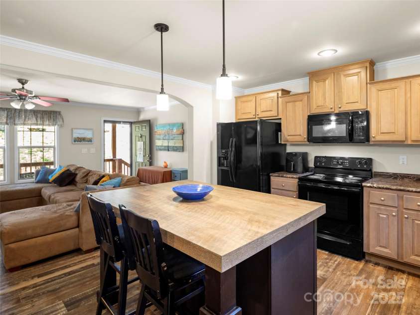 46 Mill Knob Drive, Mills River, NC 28759.  MLS# CAR4243141, YatesRealty ID 4782. 