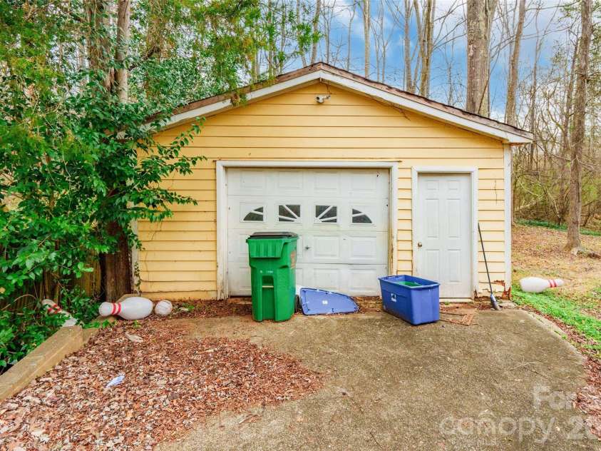 3552 Braewick Place, Charlotte, NC 28227.  MLS# CAR4418697, YatesRealty ID 47820. Garage
