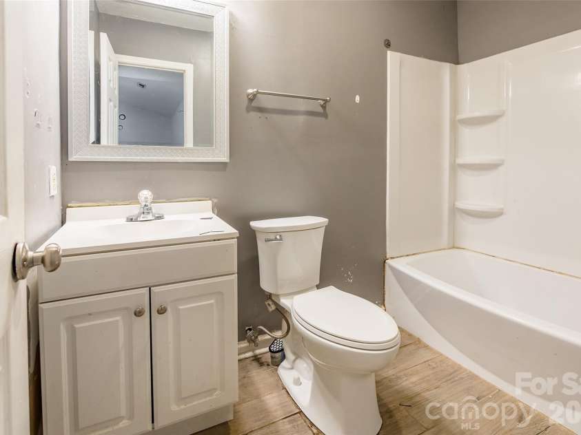3552 Braewick Place, Charlotte, NC 28227.  MLS# CAR4418697, YatesRealty ID 47820. Primary Bathroom
