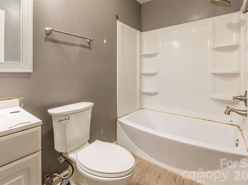 3552 Braewick Place, Charlotte, NC 28227.  MLS# CAR4418697, YatesRealty ID 47820. Primary Bathroom